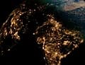 Terra à noite vista do espaço com luzes urbanas
